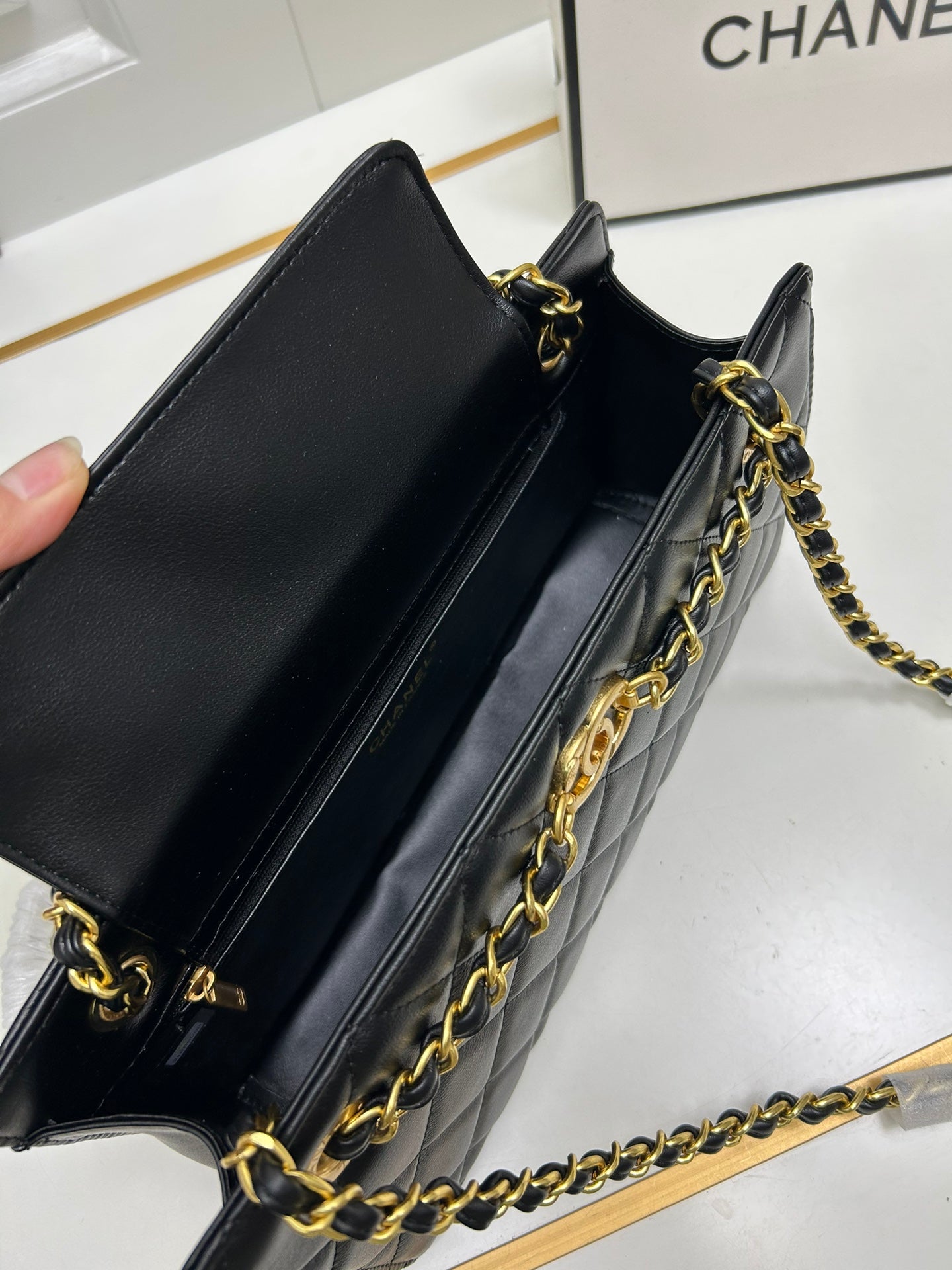 Calfskin vintage gilded design