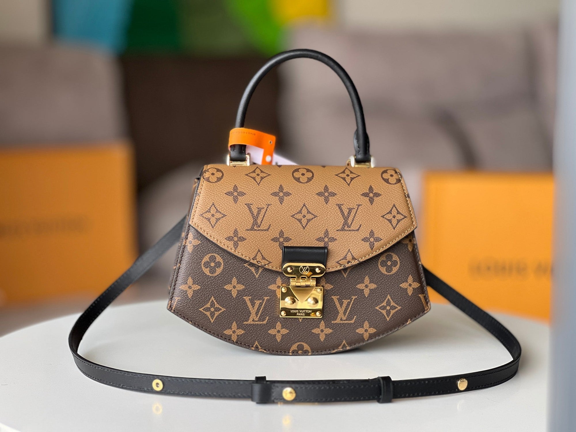 Classic color matching old flower fan-shaped bag