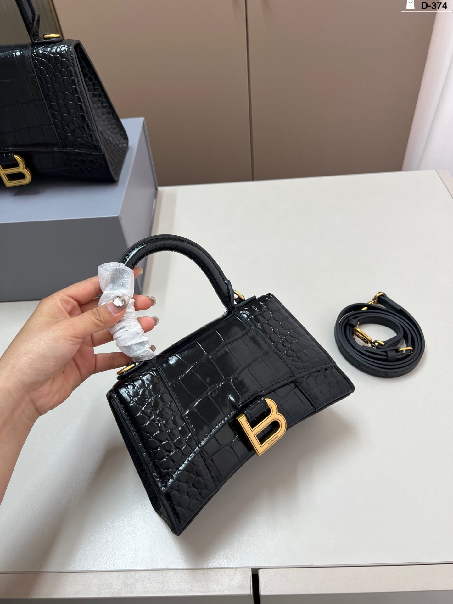 Hourglass bag