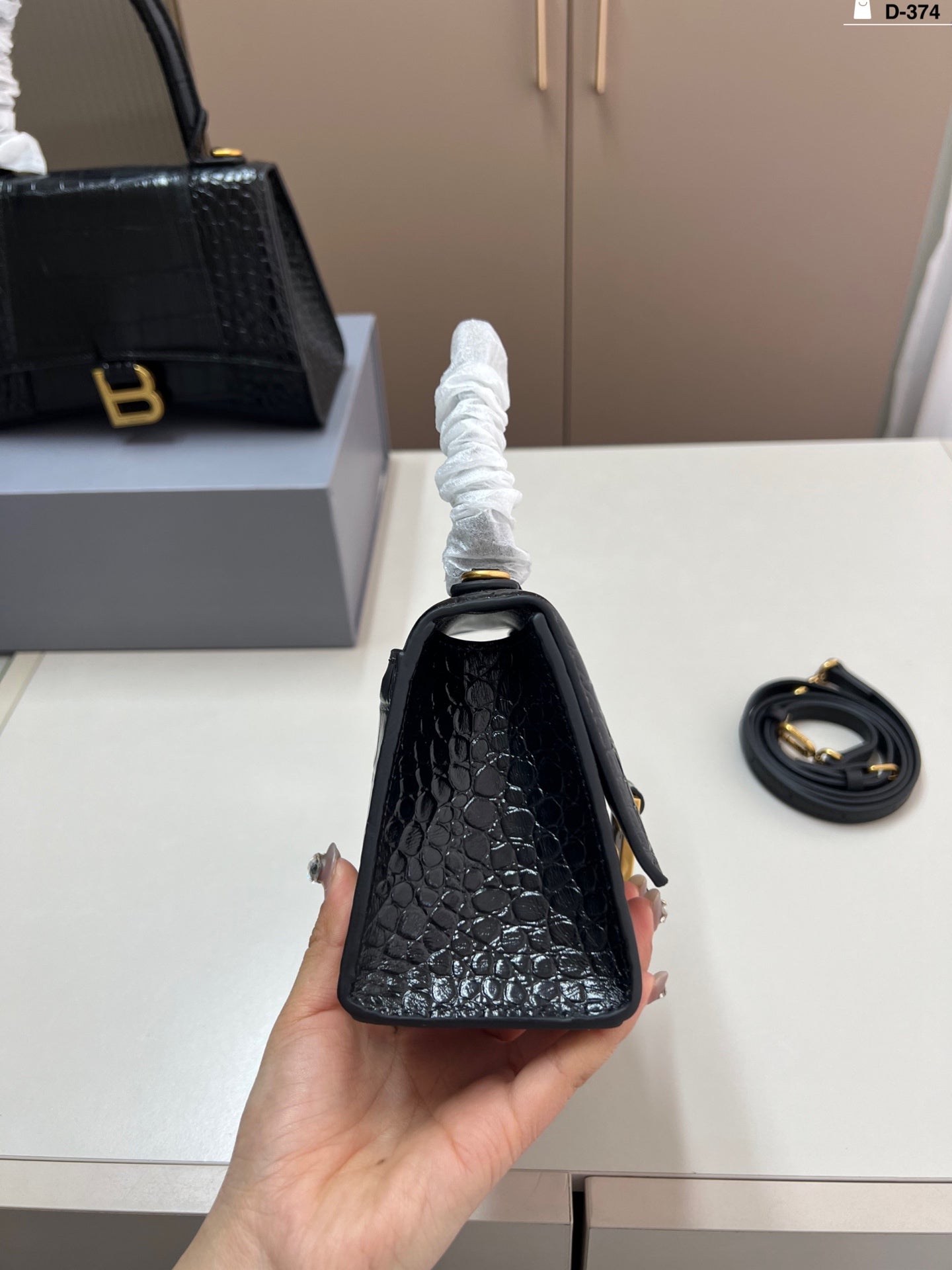 Hourglass bag