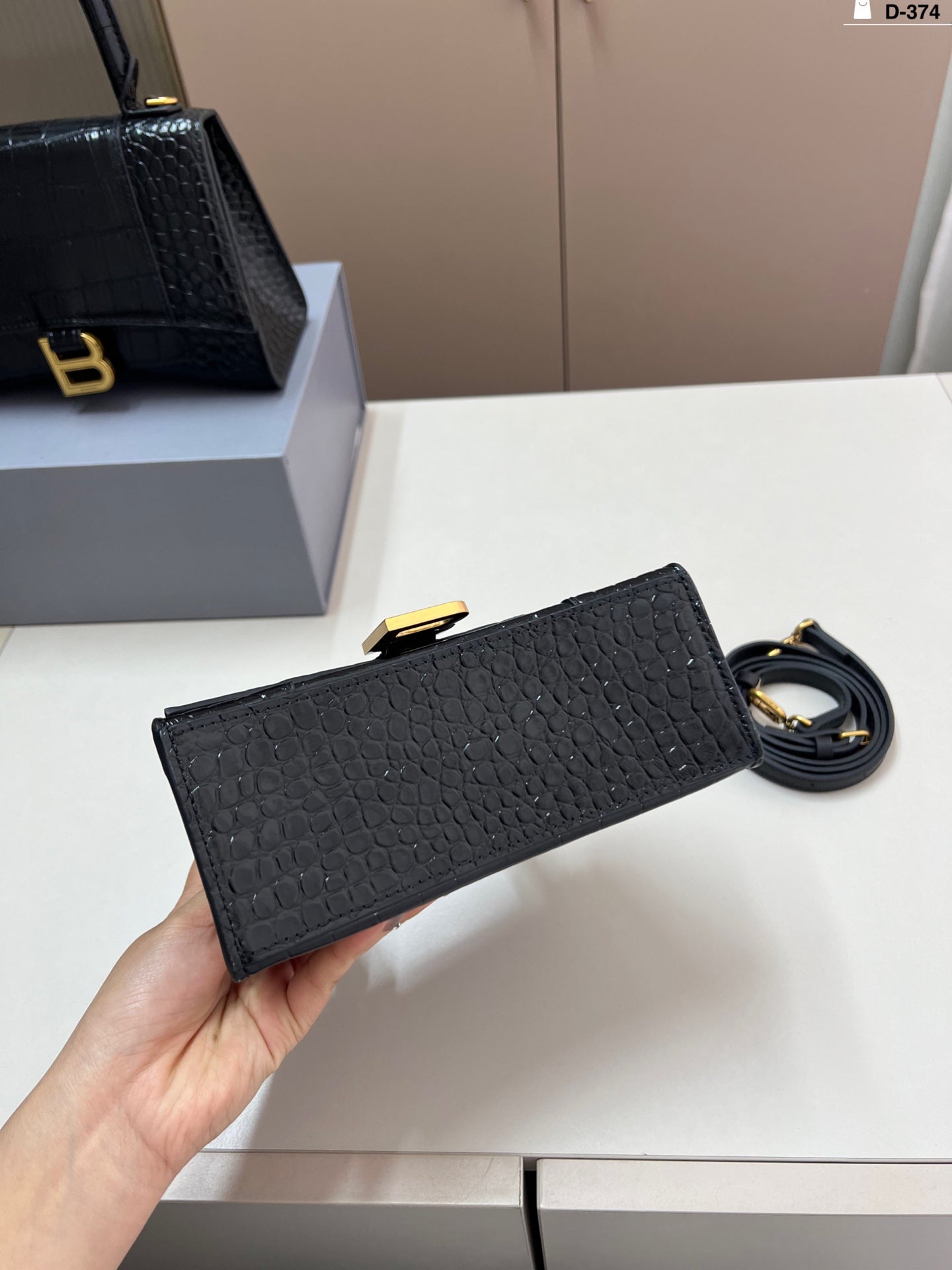 Hourglass bag