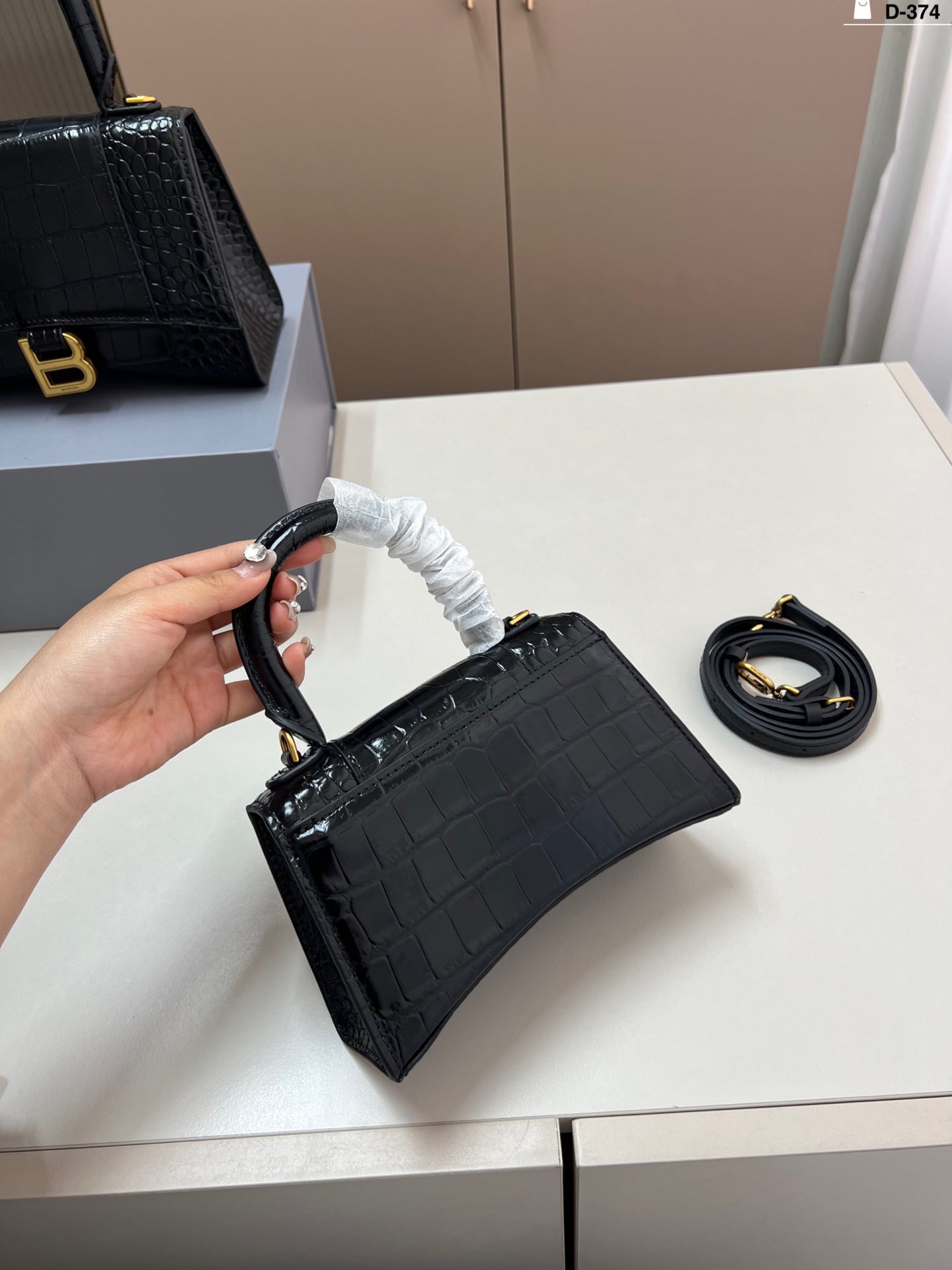 Hourglass bag