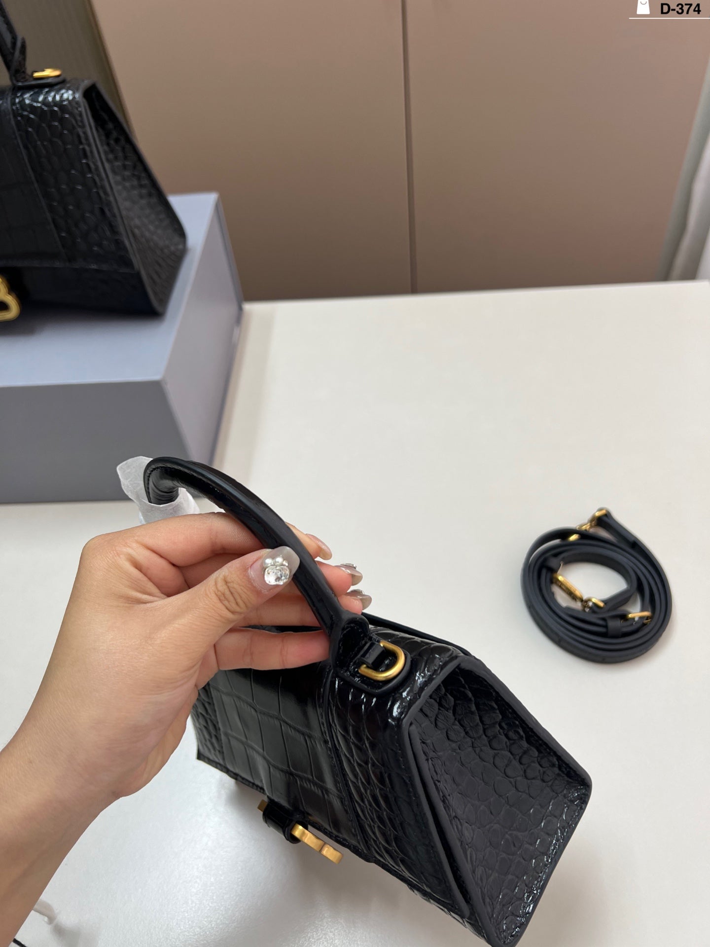 Hourglass bag