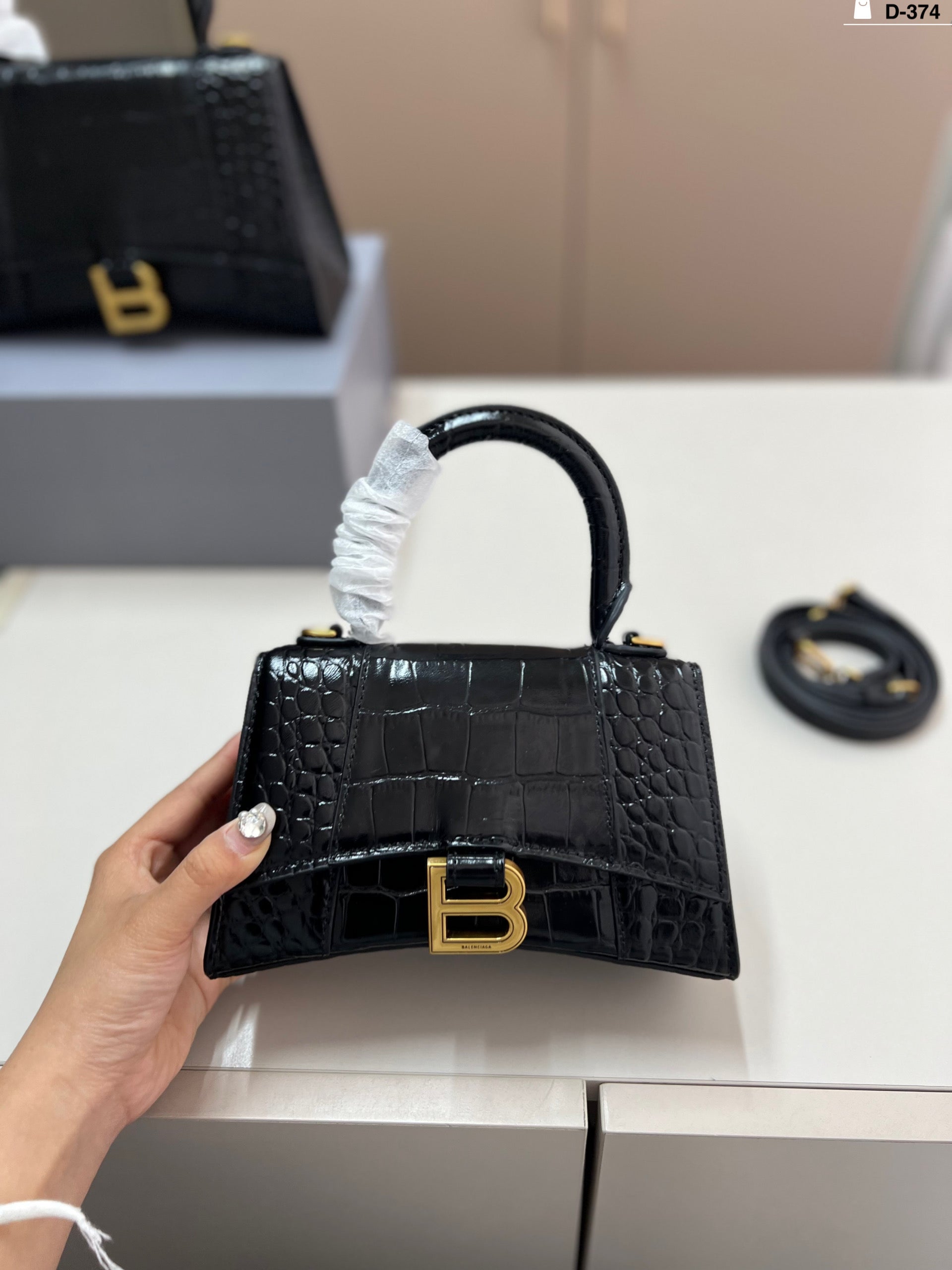 Hourglass bag