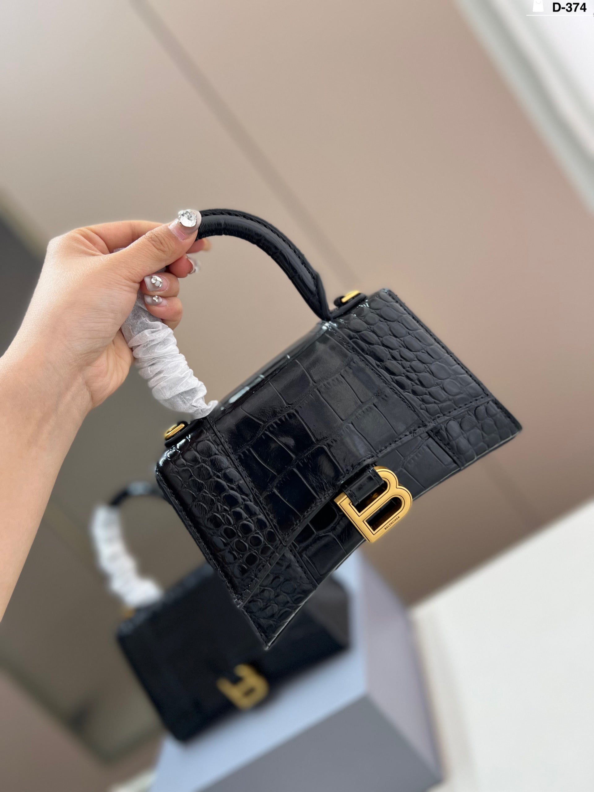 Hourglass bag