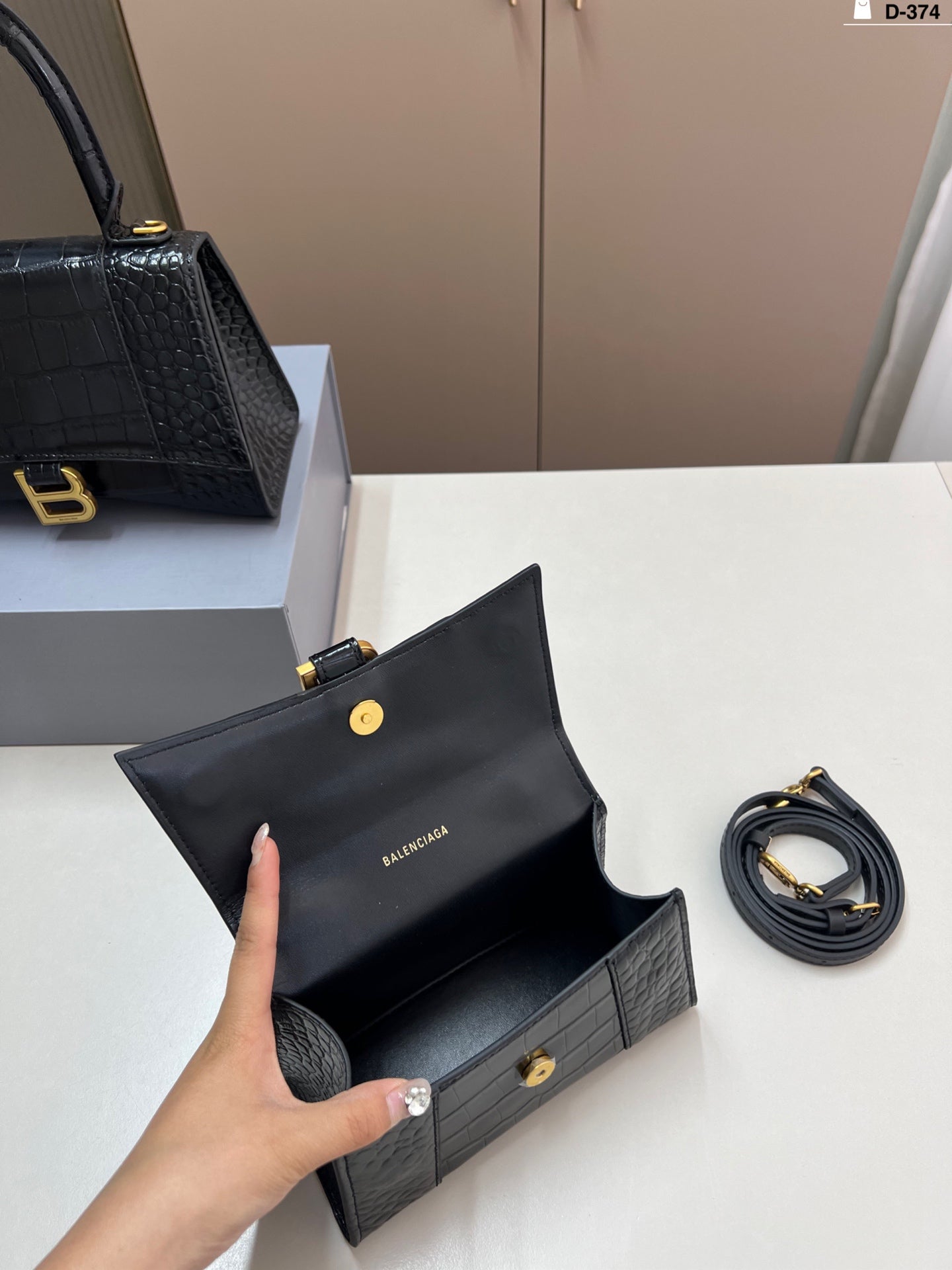 Hourglass bag